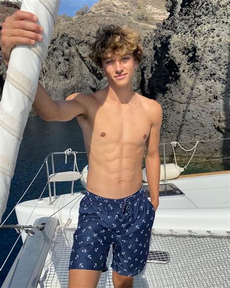 Gavin Casalegno Bathing Suit, Shirtless Scene in The Summer I。